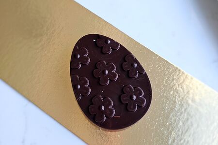 Шоколадная конфета Яйцо с начинкой Карамель-фундук