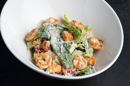 Салат Цезарь с креветками-гриль