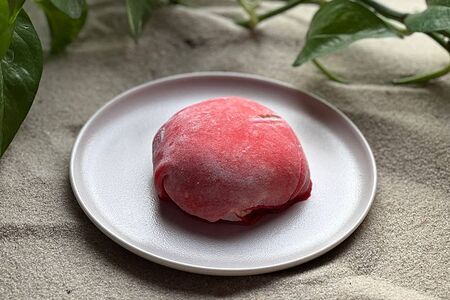 Моти с кремом из вареной сгущенки и малиной