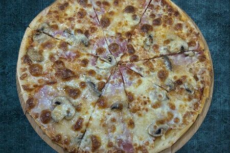 Пицца с ветчиной и грибами