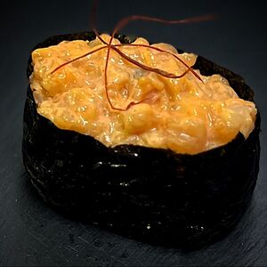 Гункан с лососем спайси