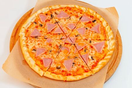 Пицца с ветчиной и грибами 