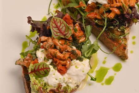 Брускетта с лисичками и страчателлой