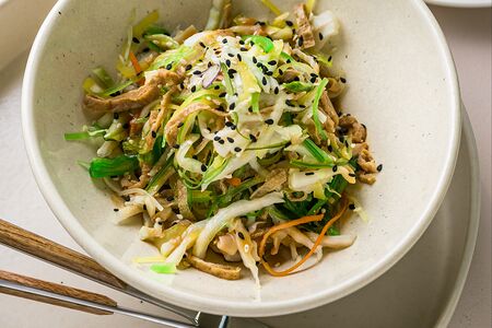 Салат с кальмаром, водорослями чукка и дайконом