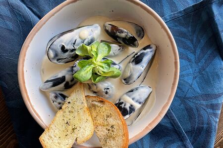 Мидии голубые с сыром и сливочным соусом