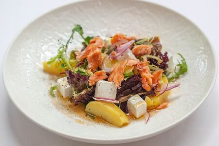 Салат с лососем, листьями салата и нежным сыром