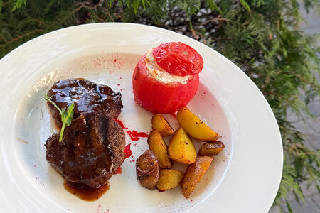 Медальоны из телятины под соусом Джек