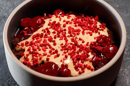 Сметанник с вишней и муссом из вареной сгущенки