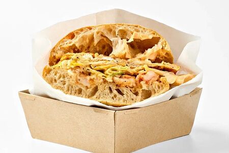 Сэндвич на чиабатте с креветками и шрирачей