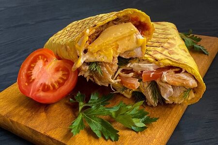 Шаурма в сырном лаваше