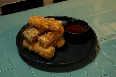 Сырные палочки с клюквенным соусом