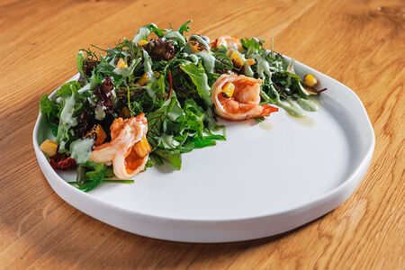 Салат с креветками гриль