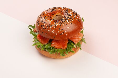 Бейгл лосось с авокадо 