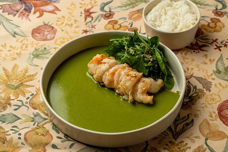 Креветки гриль с зеленым карри и рисом