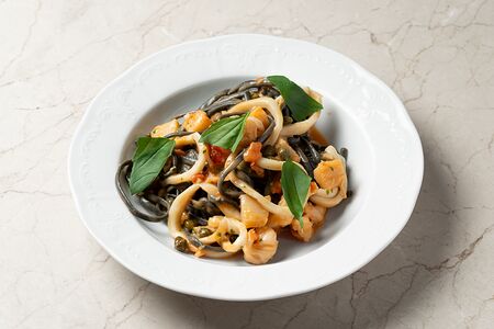 Черные лингвини с морепродуктами