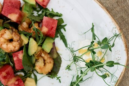 Салат с креветкой и арбузом 