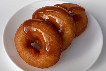 10 пышек с карамелью