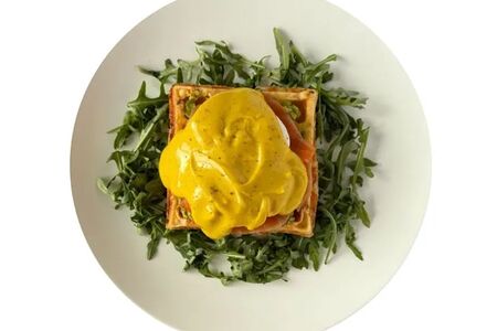 Вафля безглютеновая с авокадо и рыбкой