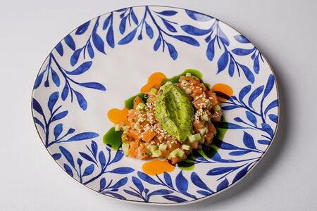 Тартар из лосося с кремом из авокадо