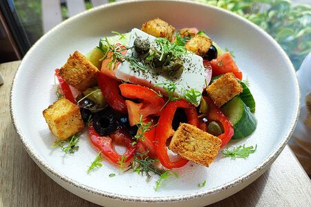 Греческий салат с каперсами