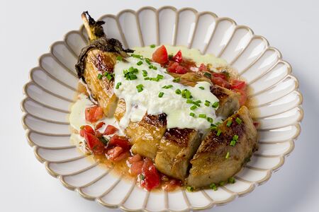 Печеный баклажан с сальсой из спелых томатов