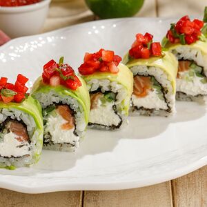 Ролл с авокадо, лососем и тартаром из клубники