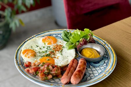 Глазунья с колбасками гриль