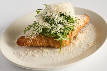 Круассан с муссом из авокадо, яйцо пашот