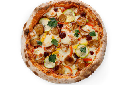 Пицца с куриными купатами и овощами