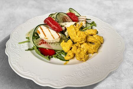 Салат Индейка карри с овощами и жареным сыром