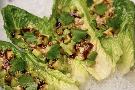 Копченый угорь, авокадо и васаби-йогурт