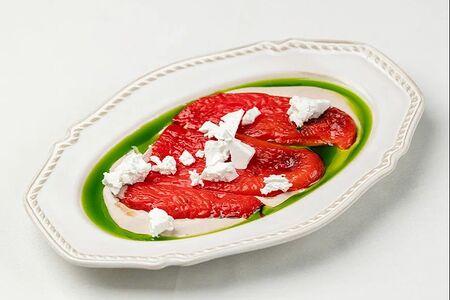 Перец печеный с фетой и соусом из тунца