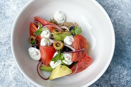 Салат с муссом сиртаки, баклажанами мисо, томатами, оливками, маслинами и авокадо