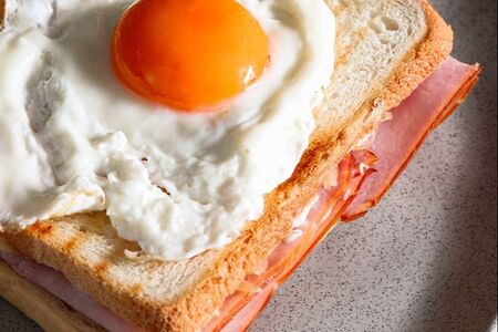 Сэндвич крок-мадам с соусом Бешамель и сыром эмменталь