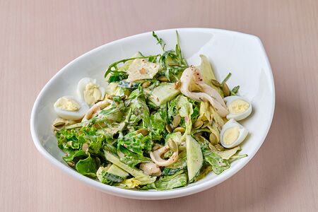 Зеленый салат с кальмаром 