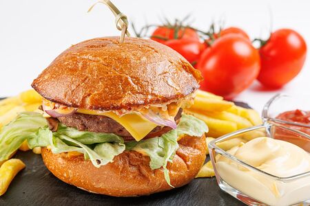 Биф Бургер с грибами и соусом том ям