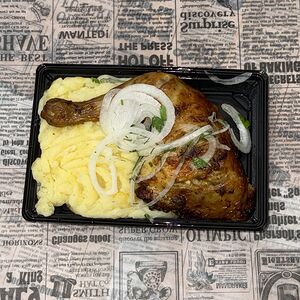 Обед Картофельное пюре и окорочок куриный