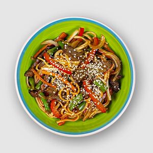 Говядина с лапшой удон в пикантном соусе