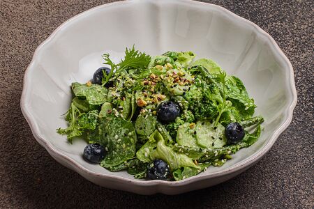 Зеленый салат с брокколи с заправкой из фисташек 