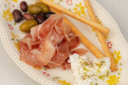 Оливки с сыром сиртаки и прошутто