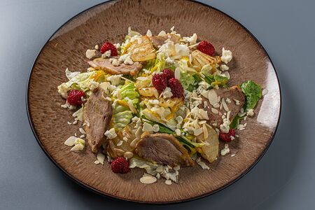 Салат с уткой и карамельной грушей