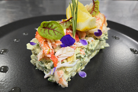 Оливье Лайт с крабом и кальмаром