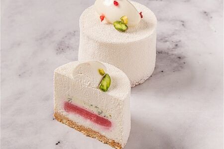 Пирожное Клубника-базилик 