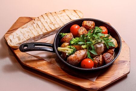 Сочная колбаска с картофелем беби и брокколи