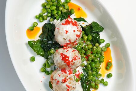 Рыбные котлетки с зеленым горошком и сливочным соусом