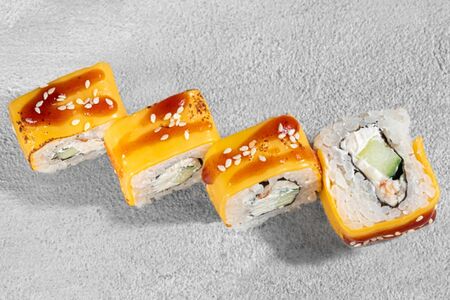 Ролл в сливочном сыре с угрем