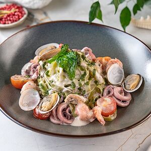 Фетучини с креветками, кальмарами, мидиями и вонголе