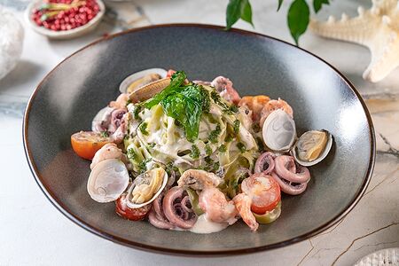 Фетучини с креветками, кальмарами, мидиями и вонголе