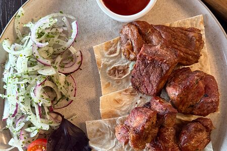 Шашлык из свиной шеи + соус 