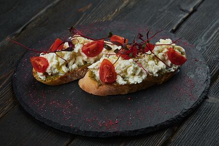 Брускетта страчателла с томатами и песто